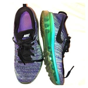 NIKE FLYKNIT MAX running shoes. Gently used.